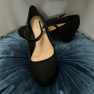TORRID NWT PLATFORM MARY JANE PUMP - BLACK VELVET.